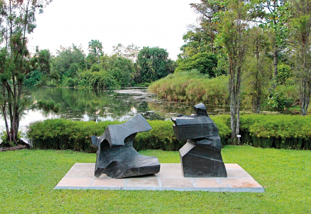 Taichi Series, 1983, Bronze, L119x144x140cm 277kg, R146x120x95cm 267kg
